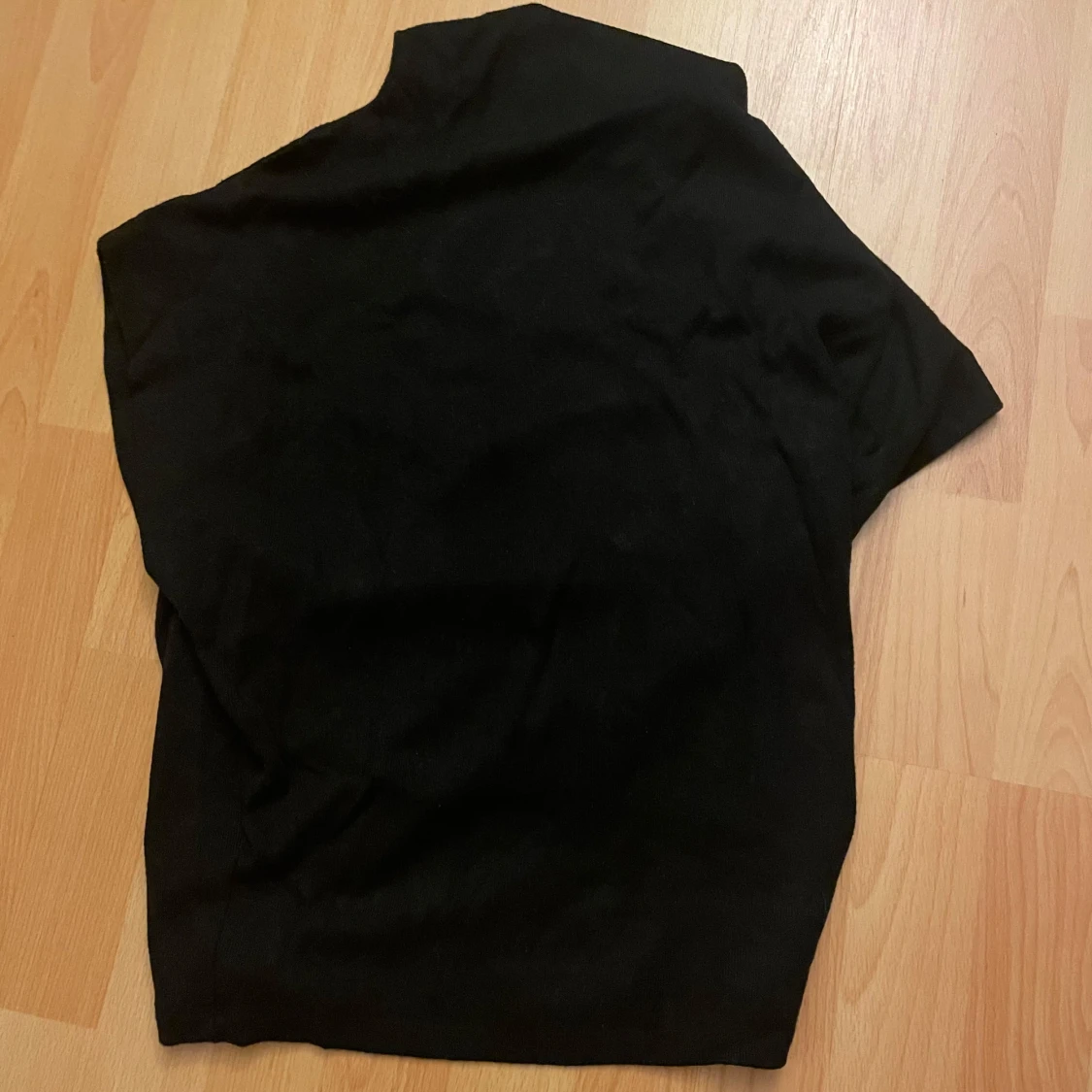 Svart kortärmad poncho från Indiska