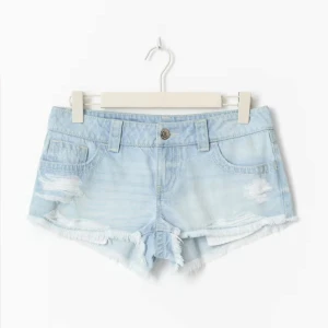 Jeansshorts från Gina💗 - HELT OANVÄNDA! Snygga ljusblå jeansshorts med slitna detaljer och fransig kant. Säljer eftersom det inte passa och lämnade inte tillbaka i tid🩷🩷