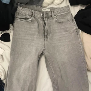 Grå jeans från Perfect Jeans, strl 38 - Snygga grå jeans från Perfect Jeans i storlek 38. raka ben och normal passform. Jeansen är tillverkade i mjukt denimtyg och har en stilren look som passar till allt.