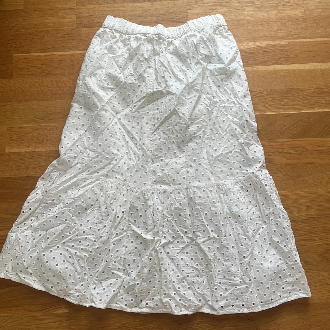 Vit broderad långkjol från Lindex - 1