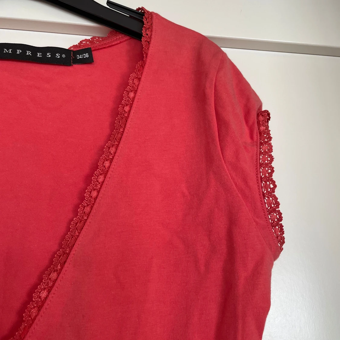 Röd omlottopp med spets från Empress - 1