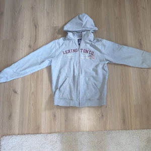 Lexington hoodie - Säljer nu en Lexington hoodie i fint skick eftersom jag inte använder den längre. Hoodien är i fint skick förutom att snörningen saknas därav det låga priset (se bild 4). Storlek L men passar M. Nypris runt 1200. Hör gärna av er för mer frågor! MVH AVE CLOTHING😊