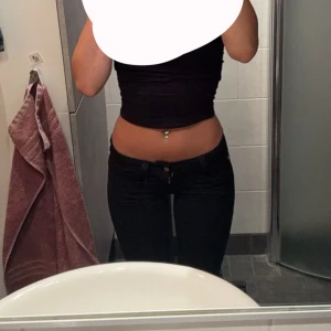 Low waist jeans  - Svarta low waist bootcut jeans från weekday säljes helt nya ! Storlek 24/30 motsvarar XXS!       Midjemått: ~60–65 cm Innebenslängd: Märkt 30-tum = ca 76 cm! 💗