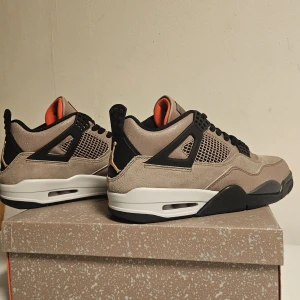 Air jordan 4 retro mocha strlk 44.5 - Air Jordan 4 Retro "Mocha" – Storlek 44,5 (US 10.5)  Helt nya och oanvända, med originalkartong. Köpte online men insåg sen att dom var för stora. Är i riktigt bra skick och passar att ha till allt. Kan sänka priset vid smidig affär