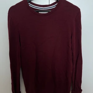 Vinröd stickad tröja från Pier One - Vinröd stickad tröja från Pier One i storlek Xs/S. Tröjan är använd men inga fel eller skador på den. Tvättas innan den säljes. 