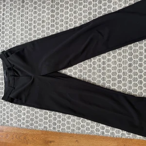 Raka kostymbyxor från Vero Moda - Stilrena svarta kostym byxor som stängs med både dragkedja och knapp. Med fickor på framsidan☺️