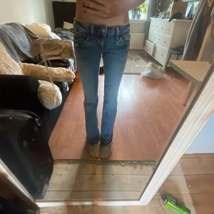 Blå bootcut jeans från Gina Tricot - Snygga blå jeans från Gina Tricot i storlek 152. Modellen är bootcut och är lågmidjade 