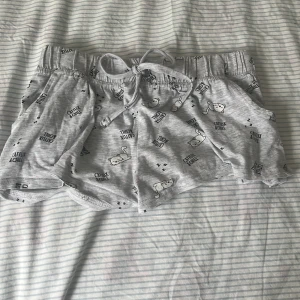 Gråa pyjamas shorts med katt detaljer - Gråa pyjamas shorts från New Yorker, lappen är bortklippt. Storleken är förmodligen i Xs eller S.
