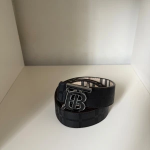 Svart/beige B b bälte svart logga 🔥 - Svart/beige B b bälte med svart logga 🔥.         125 + förkortare följer med!
