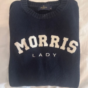 Morris Tröja - Jättefin tröja från Morris i storlek xs. Den är använd men i väldigt bra skick (har en sminkfläck på kragen men tror detta kan gå bort med rätt rengöring) Jag har vanligtvis storlek S men tycker denna passat mig. 