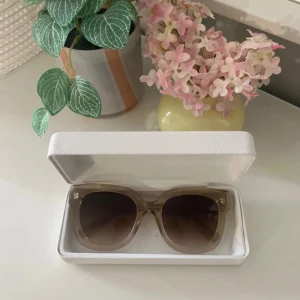  solglasögon CHIMI - Modell 08, färg ecru. Kommer med originalfodral. Bra skick!