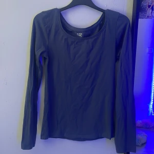 Mörkblå långärmad topp från 157 - En basic mörkblå långärmad topp från 157 i storlek S. Tillverkad i mjuk och stretchig bomullsmix med rund halsringning. Perfekt att styla med jeans eller kjol för en clean look.