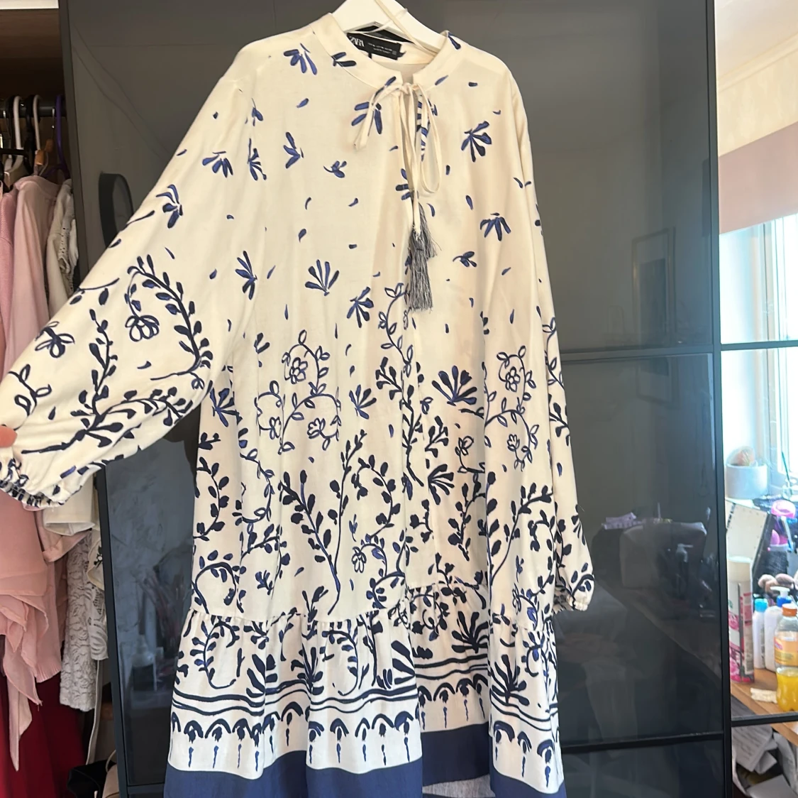 Vit och blå blommig kortklänning - 1