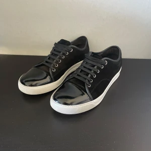 Lanvin cap toe  - Tja säljer dessa lanvin cap toe i ett väldigt bra skick. Hör av dig till mig om du har några frågor eller vill ha några mer bilder😀