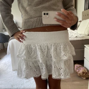Vit kjol  - Så snygg vit kjol från Gina!! 💕