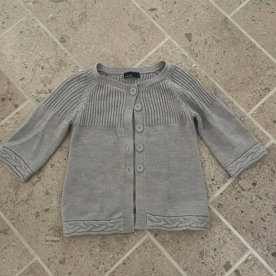 Grå kofta med trekvartsärmar