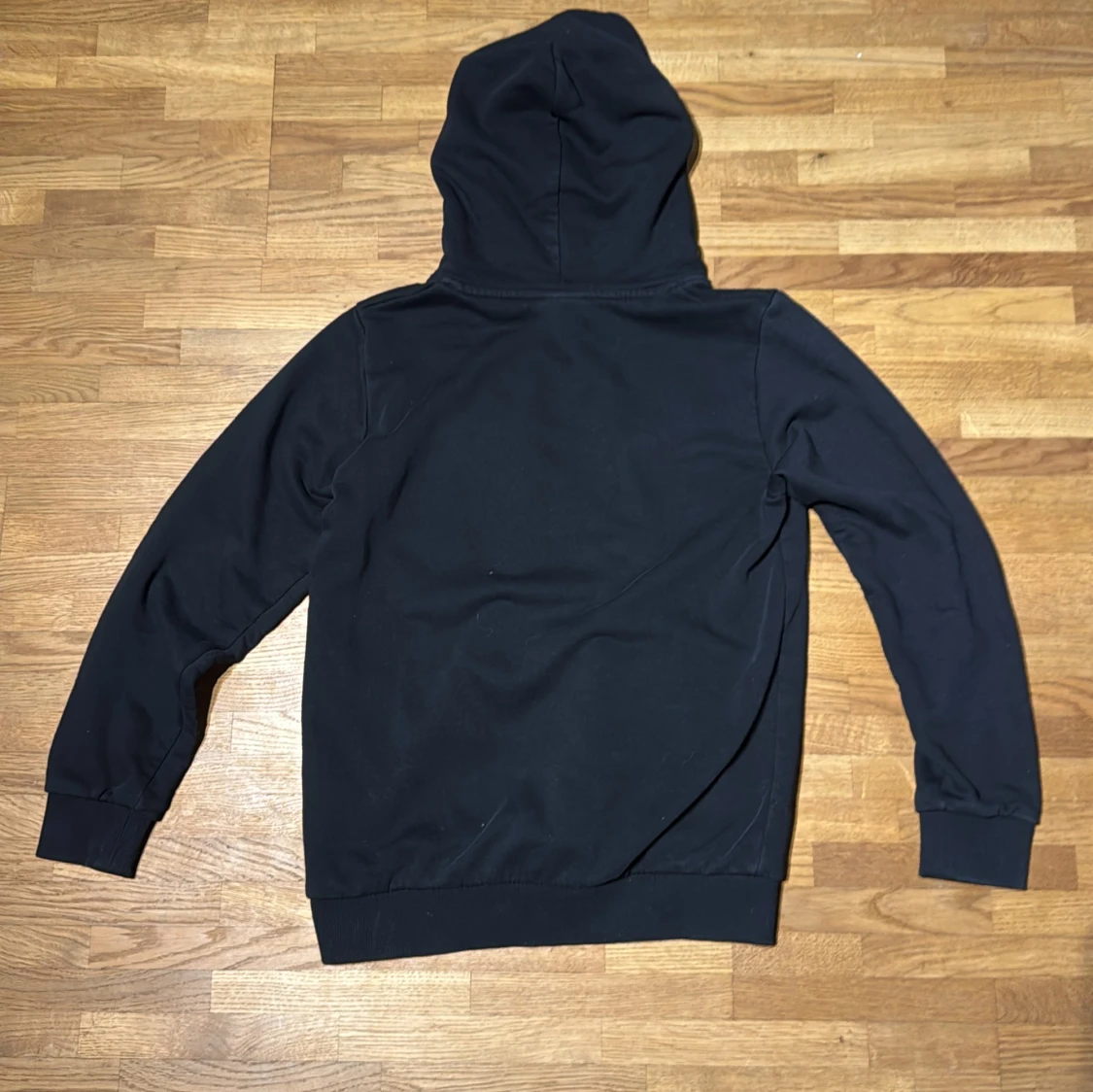 Svart hoodie från Peak Performance - 1