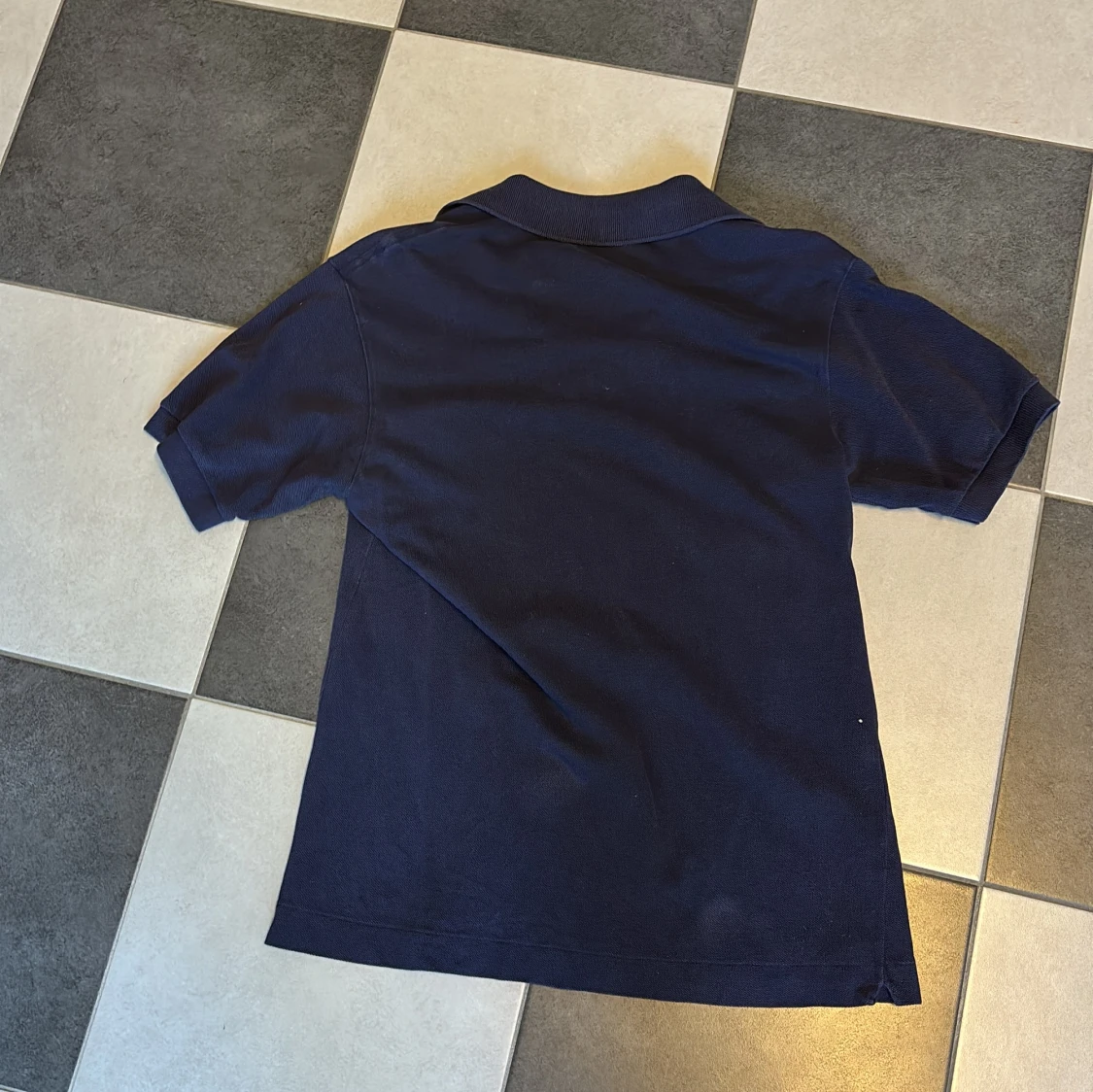 Marinblå pikétröja från Lacoste - 1