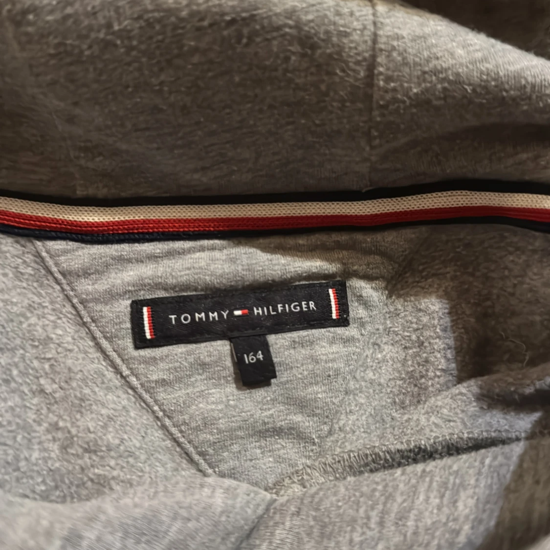 Grå hoodie från Tommy Hilfiger - 2