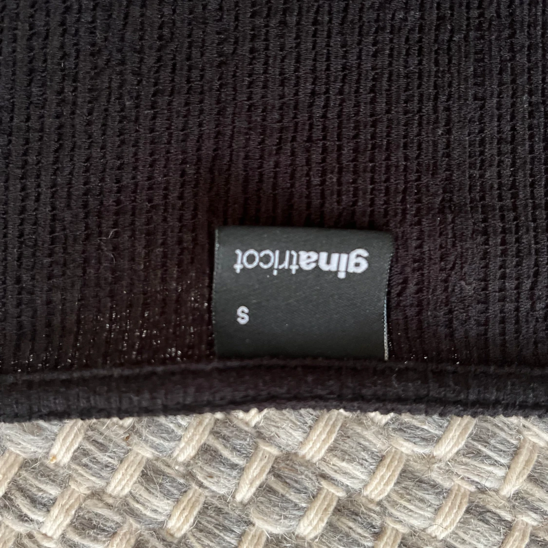 Svart blus med puffärm från Gina Tricot - 2