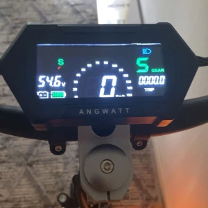 Angwatt f1 helt ny - El-scooter Angwatt F1 – Kraftfull & Smidig 🚀  Säljer min Angwatt F1 el-scooter i mycket gott skick! ✅ Toppfart: ca 55-60 km/h ✅ Räckvidd: upp till 50-70 km per laddning ✅ Motor: 1000W – stark acceleration och klarar backar utan problem ✅ Batteri: 48v – laddas fullt på ca 6–8 timmar ✅ Dubbla skivbromsar + stötdämpare fram & bak för extra komfort och säkerhet ✅ Hopfällbar – enkel att ta med i bilen eller förvara hemma ✅ Utrustad med lampa fram/bak, blinkers och LED-display ✅ Klarar hög maxvikt (