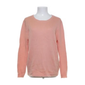 Ljusrosa stickad tröja - Mysig ljusrosa stickad tröja med rund halsringning och långa ärmar. Enkel och stilren design som passar perfekt till jeans eller kjol. Tröjan har en mjuk känsla och är lätt att matcha med andra plagg.