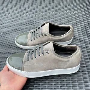 Grå lanvin cap toe  - Säljer nu dessa Grå lanvin cap toe som är i uk 6, skorna är tillfixade med whitnercream för att dem ska se extra fräscha ut, skriv för fler bilder/frågor🙌🏼