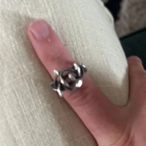 Chunky silverfärgad ring med kedjedetalj - Säljer en chunky ring i silverfärg med cool kedjedetalj runt hela ringen. Ringen har en unik och edgy design som verkligen sticker ut och passar perfekt för dig som gillar statement-smycken.