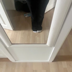 Svarta vida mjukisbyxor med snörning - Svarta juicybyxor med breda ben och dragsko i midjan. 