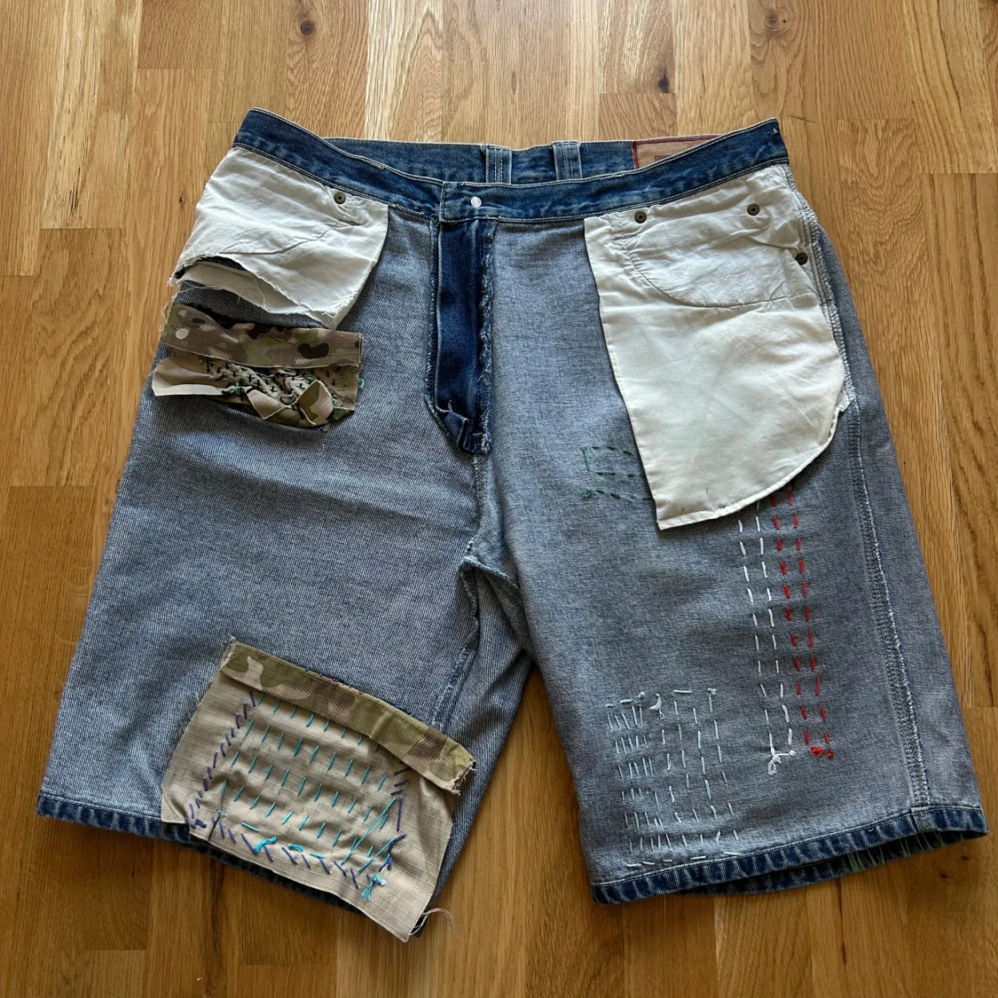 Blå jeansshorts med camo-patch - 4