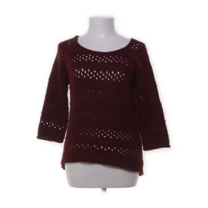 Vinröd stickad trekvartsärmad tröja - Säljer en vinröd stickad tröja med trekvartsärm och ett genombrutet mönster. Perfekt och vacker topp att ha på sig både på event/fester men också till skolan/vardag. Tröjan har en rund halsringning och en avslappnad passform. Den säljs inte längre och går inte att få tag på någonstans då jag köpte den för några år sedan. Köptes för 500kr