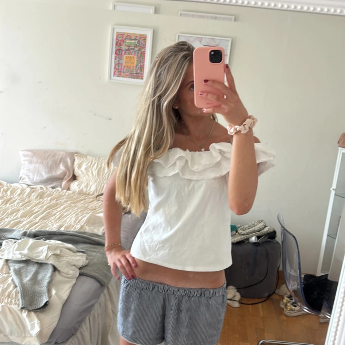 Vit offshoulder volangblus