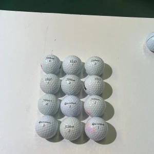 Blandande golfbollar -  set med begagnade golfbollar av märken som Titleist, TaylorMade och Vice. Perfekt för dig som vill spela golf utan att spräcka budgeten. Bollarna har varierande skick och är redo för nya rundor på banan. D-A klass 12st