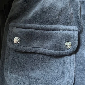 Gråa juciy couture byxor  -  Juicy Couture byxor använda få gånger. Mörk gråa väldigt snygga men kommer tyvärr inte till användning.