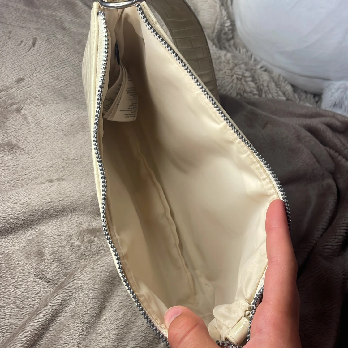 Vit axelväska i krokopräglat skinn - 1