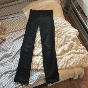 Svarta straight jeans Dr Denim XS - Svarta straight fit jeans från Dr Denim, modell Dixy Straight. Bootcut och Låg midja. Säljer pågrund av att de blivit för korta på mig som 172.. De är uppsprättade längst ner (i hopp om att passa lite längre), mina absoluta favorit jeans sitter på bra!