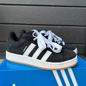 Svarta Adidas Campus   - Sparsamt använda ca 8-10 gånger, super fina och bekväma! Orginal förpackning tillkommer❤️pris kan diskuteras vid snabb affär! 