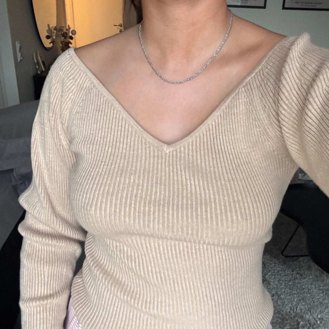 Beige ribbad v-ringad tröja