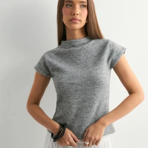 Stickad T-shirt/topp - Max använd 3 ggr ej nopprig köpt från Nelly 