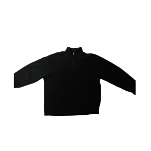 Svart fleece half zip hoodie - Svart fleece hoodie med half zip och hög krage. Tröjan har en stor magficka och långa ärmar, perfekt för kyliga dagar. Enkel och stilren design som funkar till det mesta. Mjuk och skön känsla tack vare fleecematerialet.