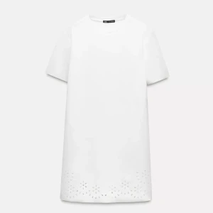 Vit kortklänning från ZARA - Vit oanvända kortklänning från Zara i XS, i mockaimitation ☀️ 