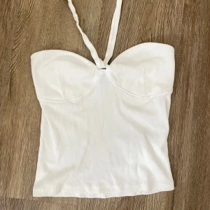 Halterneck topp - Oanvänd, endast tvättad en gång o testad en gång. ‼️ÄR UTOMLANDS 1-14 AUGUSTI‼️