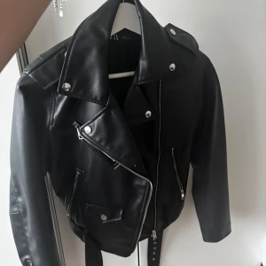 skinnjacka  - Snygg svart skinnjacka från Zara. Perfekt för att lyfta vilken outfit som helst. Endast använd fåtal gånger, nypris 800kr💗 Jätte snygg att ha! Varm och skön inför hösten också. Pris kan diskuteras!