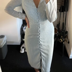 Klänning  - Midi-längd. Använd 1 gång. Normal i storlek. 