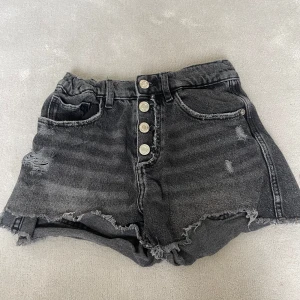 Svarta Zara shorts  - Så coola shorts från Zara med fyra knappar 💕 knappt använda