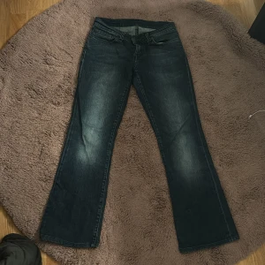 Mörkblå bootcut jeans från Mavi - Snygga mörkblå jeans från Mavi med bootcut 💙💙
