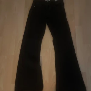 Svarta bootcut jeans ONLY XS - Säljer ett par svarta jeans från ONLY i storlek XS. Byxorna har bootcut-modell med utsvängda ben och klassisk femficksdesign. Perfekta för dig som  vill ha ett par snygga och bekväma byxor.