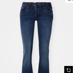 Blå bootcut jeans från Levis - Skit snygga jeans från LTB. Intressekoll då dom är eftertraktade och har två par. Hör gärna av er för egna bilder! ❤️