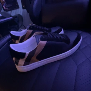 Burberry skor - Burberry skor med box, påse och kort. Självklart äkta! Topp klass skick, använd 1 gång. Inga defekter. Skriv vid minsta lilla fundering. Priset är inte ristat i sten. Nypris 6300kr. Vårat pris 4300!