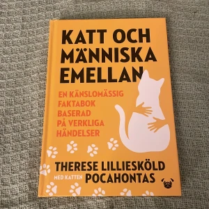 Katt och människa emellan - En känslomässig faktabok om relationen mellan katt och människa, fylld med verkliga berättelser, tips och vetenskapliga insikter. Perfekt för unga kattälskare som vill förstå sina djur bättre och få inspiration till ett roligare liv med katt.